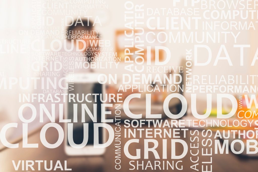 Mann sitzt am Computer, umgeben von Begriffen wie "Cloud", "Daten" und "Internet".